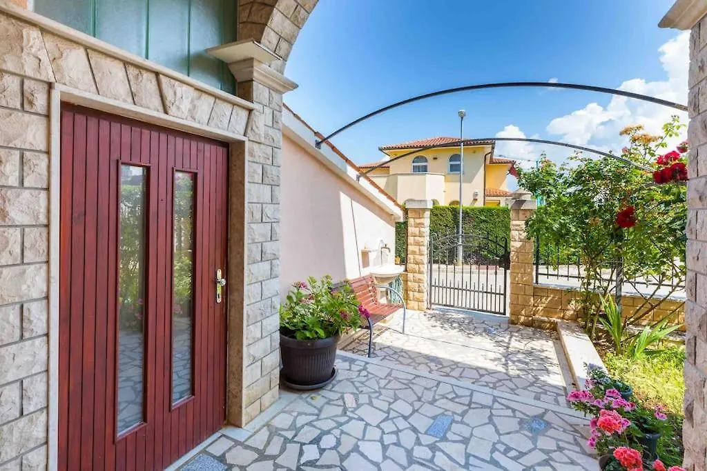 Chianti Apartment Pula 0*,  Croatia