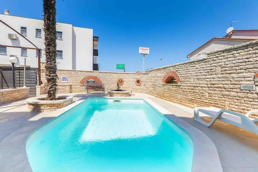 Chianti Apartment Pula 0*,  Croatia